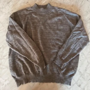 Stickad tröja - Fin stickad tröja från shein i jätte bra skick.🫶🏻