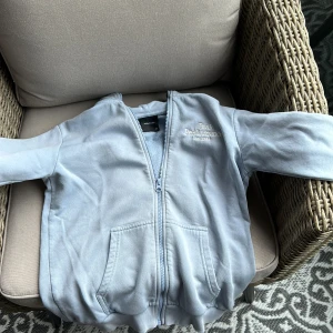 Ljusblå peak performance zip hoodie - 160cm, köpt på kidsbrandstore använt rätt mycket och säljer pga att den blivit liten.  Nypris 800kr pris kan diskuteras 