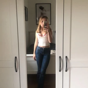 hm topp - säljer denna topp från hm❤️ (gamla bilder, skriv om ni vill ha nya) köpte för 99kr och säljer för 75kr för endast använd 1 gång💗