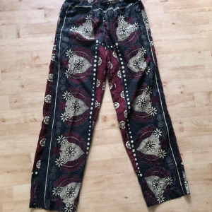 Mönstrade byxor  - Ett par jätte fina byxor köpta på secondhand🫶🏻 kontakta gärna innan köp:)