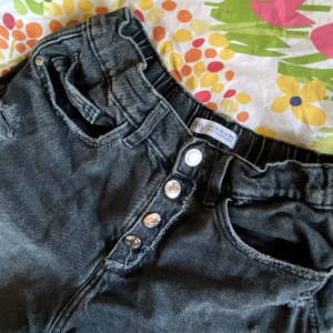 Jeans shorts Zara - Jeans short zara i storlek 164. Inga defekter , säljer eftersom de inte kommer till användning 🥰