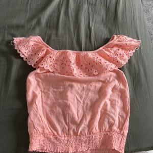 Rosa tröja - Jättefin rosa somrig tröja, säljs då den är för liten för mig. Kontakta mig vid intresse💕