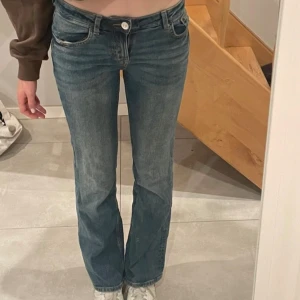 Lågmidjade jeans  - fina lågmidjade jeans i bra skick. Använda två gånger. 