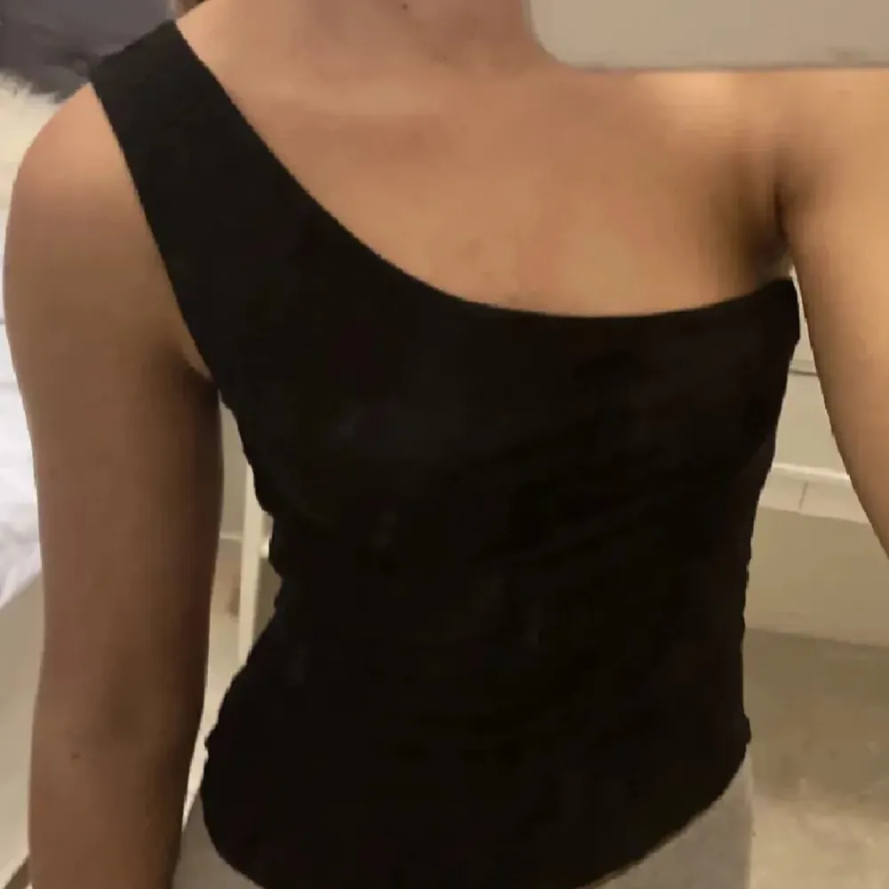 Body, oneshoulder. Endast testad! Ribbat material đ©¶. YlĂ€osat.