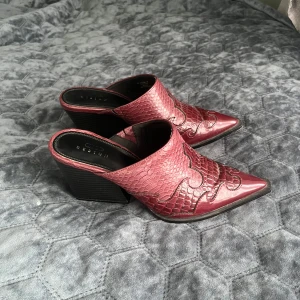 Klackar  - Jätte balla klackar från ASOS i den perfekta vinröda färgen!❤️ den absolut bekvämaste klacken också! 