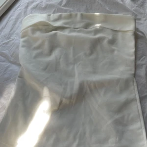 vit offshoulder topp  - säljer denna jättesnygga off shoulder toppen i storlek s