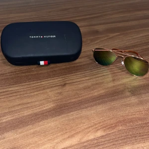 Pilot solglasögonen  - Säljer Tommy Hilfiger pilot glasögon. Storlek S (barn). Tar annars byten mot andra glasögon. Skicket är väligt ra. Boxen medföljer. Hör av dig vid fler bilder.