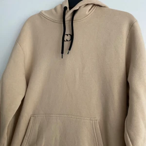 Beige hoodie - Köpt på zalando storkek M  Nyskick 