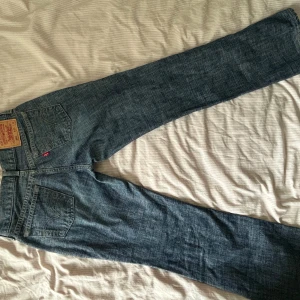 Levi’s lowwaist 593 jeans - Säljer dessa snygga levi’s bootcut low waist Jeans i storlek W29 L32. Jeansen är i väldigt vara skick och säljs inte längre då det är vintage 