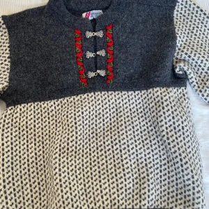 Norsk stickad tröja, M, lusekofta - Lusekofta från Bergens of Norway. Stickad tröja. Tätstickad och varm, ger ordentligt med värme. Uppskattas till strl M, men sitter fint oversized på någon som är S. Stories/Ganni/Adoore/Levis i profilen. Stor utrensning, mängdrabatt och samfrakt ges