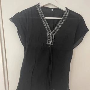 svart blus - jättesöt svart blus jag köpt secondhand, nästan aldrig blivit använd och är i bra skick!