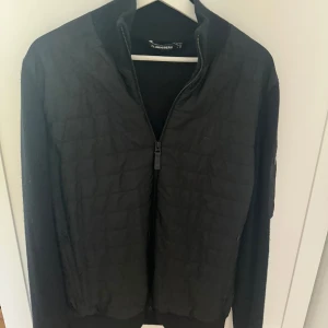 J Lindeberg cardigan  - Säljer nu min J Lindeberg cardigan då den inte kommer till användning längre. Skriv om ni har några andra frågor eller funderingar.