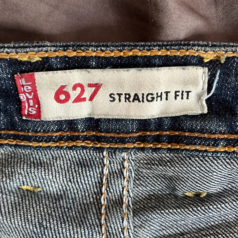 Fina Levis jeans i en straight fit. Passar S-M bäst skulle jag säga. Säljer pga dem inte riktigt passar mig. Jag är 170 och dem passar mig bra i längden. 💗. Jeans & Byxor.