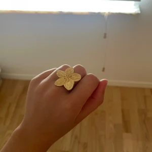 Blom ring - Helt ny. Rostfritt stål. Köptes av ett UF företag. Den är även justerbar🤩