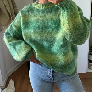 Grön Stickad kofta - Snygg färgglad hem stickad kofta. Fin till både sommarklänning eller till byxor🌸 skulle säga den är som en Oversized  XS eller en S i storleken 