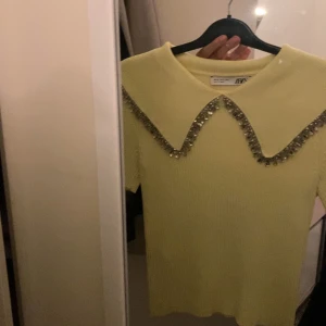 Limegrön tröja med diamanter  - Lime grön t-shirt, med tjockt material, med diamanter runt om tröjan.   35 kr Frakt 💕