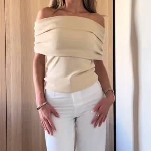 Topp - Säljer denna superfina toppen från zara, aldrig använd, storlek S. Slutsåld 🌸🤍off shoulder