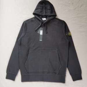 Stone island hoodie (OBS 2 extra patches) - Nu har denna Stone island hoodien kommit nu när hösten kommer och smyger sig på beställning via instagram Glamoriousprestige