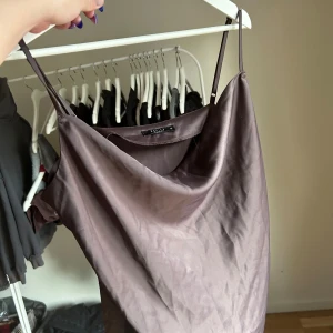 Satin topp - Satin topp med ”urringning”✨✨