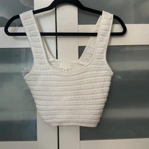 Vit topp - En vit stickad topp från H&M!! Använd en gång!!