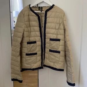 Intressekoll jacka - Intressekoll på denna ursnygga jackan från mango som ej går att få tag i längre, i storlek XS/S. Säljer för 400kr men kan diskuteras. 🩷