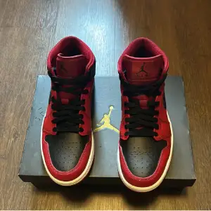 Säljer nu dessa jordan 1 mid red/black, använda sparsamt i ett halv år, är i bra skick. Stl 43