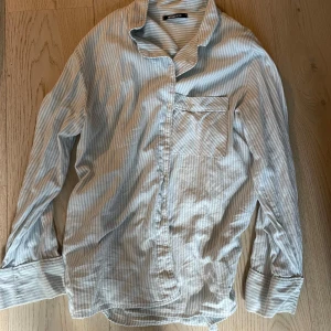 Randig skjorta - Tror att den är från Gina tricot men ej hundra, bra skick