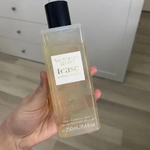 Victoria’s Secret mist  - Nypris 300, det är 230 ml kvar 🩷 luktar tropiskt, lite kokos & vanilj! Hör av er i dm vid frågor/funderingar eller intresse 