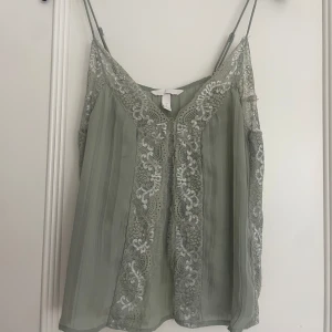 Spets linne - Ur gulligt linne från hm, är en gammal kollektion och väldigt populär.🩷 