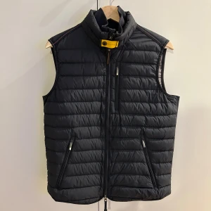 Parajumpers perfekt svart - Knappt använd därav mycket gott skick. Inköpt från Johnells (nypris 4 399 kr). Kan skicka med kvittot om så önskas.  OBS! Skickas tidigast 31/8-24