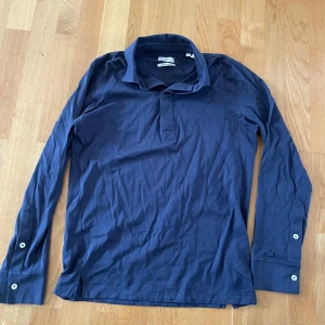 Gant Piké  - Säljer min långärmade Gant piké då jag inte använder den längre. Den är i storlek S och är sparsamt använd. 