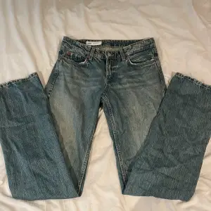 Ett par straight low waist jeans från zara. Aldig använda. Säljs för dom inte är min stil