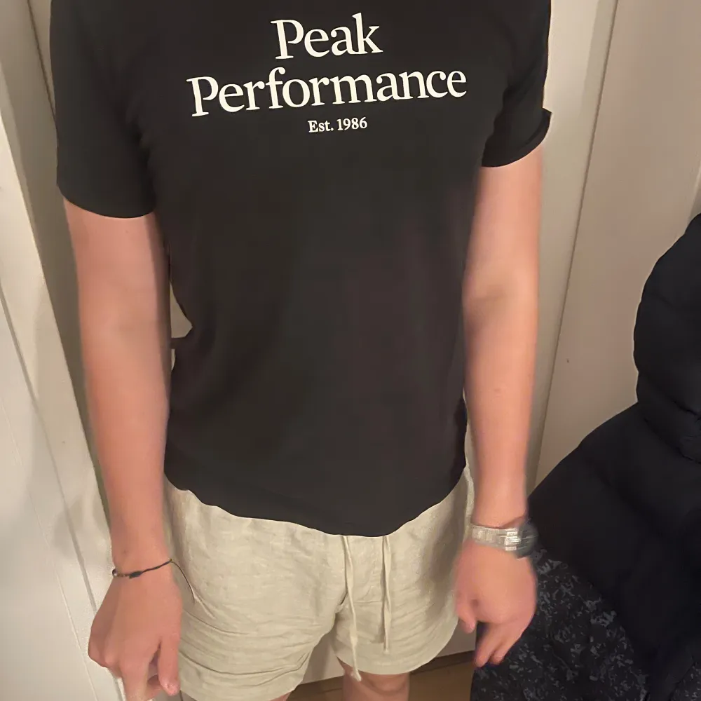 Tshirt från peakperformance i nyskick. Aldrig använd. Kom privat för mer frågor eller bilder, priset går alltid att diskutera 🤝. T-shirts.