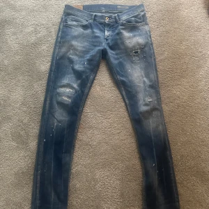 Dondup George  - Ett par Dondup George(Skinny fit) i bra skick. Nästan helt oanvända och säljer för 799kr. 