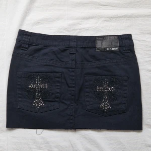 Kort lågmidjad jeanskjol - Jätte fin kort lågmidjad jeans kjol som länge sen är från bikbok med ett jätte fint tryck på bakfickorna, storlek S. Bakfickorna går ej att "öppna" Längd: 31cm Midjemått tvärs över: 37,5cm. Skriv till mig först om du är intresserad eller har frågor 🥰