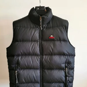 McKinley Väst - Mycket varm och skön väst från McKinley, Perfekt att ha på Vår/Höst eller kallare sommarkvällar. Mycket fint skick. Storlek L men passar även M då jag har Storlek M