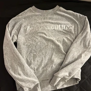 Grå tröja från Juicy Couture - Köptes på kidsbrandstore och den är sällan använd! storleken är ungefär som xxs-xs. 🥰