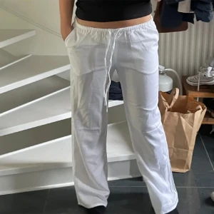 Lågmidjade linnebyxor - Lågmidjade linnebyxor från H&M. Passar dig som är lite kortare. För korta på mig som är 165 cm. Bara att höra av dig vid funderingar💞lånad bild