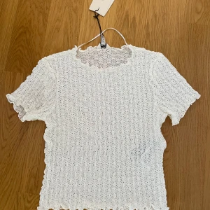 Snygg vit topp från Aware  - Jättefin helt ny topp från Aware, köpt på Nelly, med prislappen kvar. Passade tyvärr inte mig. Frakt tillkommer 🥰 