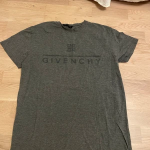 Givenchy t shirt  - Mycket fin och bra skick