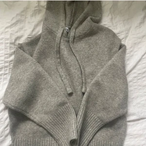 Stickad hoddie - Säljer denna superfina stickade hoddien fårn zara (använda fårtal gånger)😊❣️