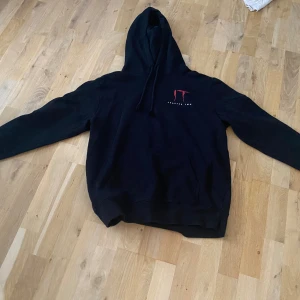 Hoodie It strl L  - Svart hoodie  It  Tryck bak  Text fram  Fint skick 