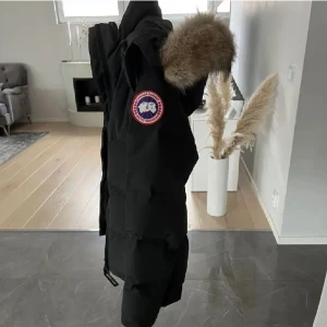 Canada goose jacka - Säljer min fina canada goose jacka, finns jätte små effekter därav lite lägre pris, ÄKTA 🤍