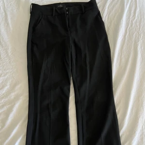 Utsvängda kostymbyxor - Svarta lite utsvängda kostymbyxor i storlek 25/XS. Bra material/kvalité, dem är tåliga och inte heller alltför tjocka i materialet utan dem är som vanligt kostymbyx material. Snygga och ganska slimmade i passformen. Pris kan diskuteras ❤️