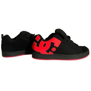 Dc shoes hot pink/black - Svarta/neon rosa dc skor som är anvönda ett fåtal gånger, inga skador alls och dom e som nya, färgen på bilderna är inte hur färgen är egentligen men dom är mer rosa. Och lådan får man också! Säljer för jag råka köpa fel storlek🤗🩷 Frågor i dm💌