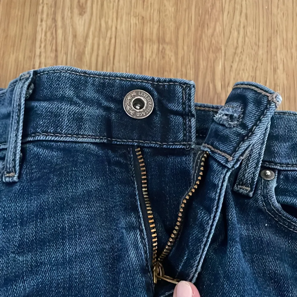 Jättesnygga Levis bootcut jeans köpta här på Plick men säljer vidare då de är för korta för mig. . Jeans & Byxor.