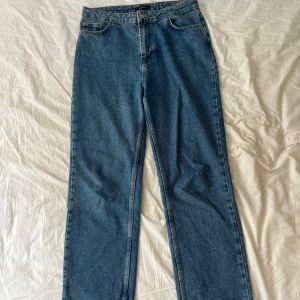 Mid waist jeans - Långa jeans med mid waist. Slutar under naveln. Jeansen är från Trendyol och är i stl 38. Modellen är i straight modell och supersnygga på. 💙