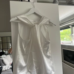 Vit topp - Endast kommit till användning två gånger av mig superfin och är i ett satin liknande material