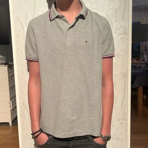 Tommy hilfiger piké  - Säljer nu denna snygga Tommy hilfiger piken. Pikén är i väldigt bra skick då den knappt är använd, den köptes i Usa i höstas och har använt den kanske 4 gånger. Pris kan även diskuteras 