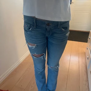 Lågmidjade jeans - Lågmidjade jeans som är köpta här på Plick men märket är Hollister!💕hör av dig för frågor eller fler bilder💕